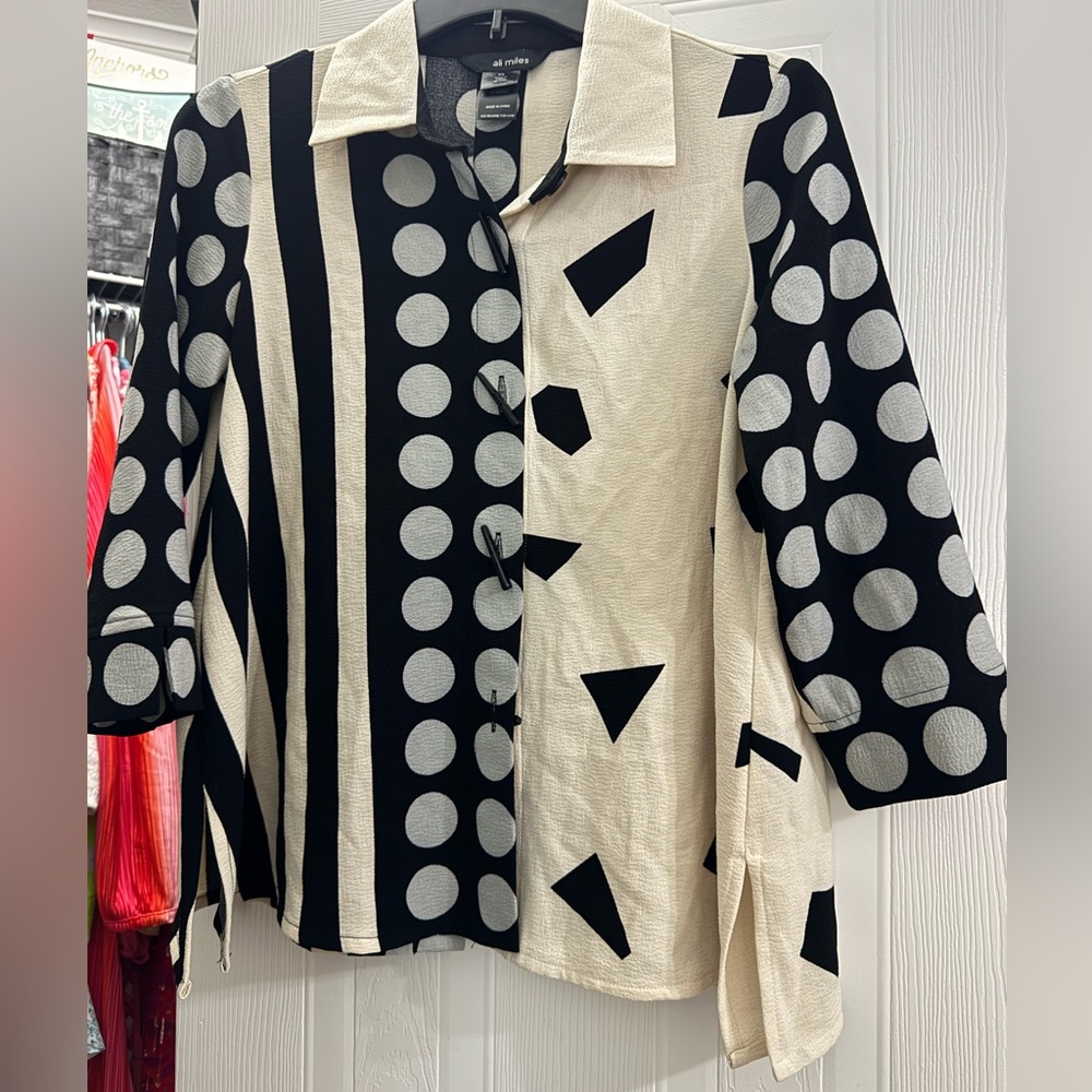 Ali Miles Black and White Graphic Asymmetrical 3/4 Sleeve Top